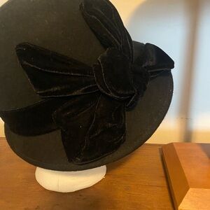 Elegant Flapper 1920’s Vintage style cloche Velvet Bow Hat